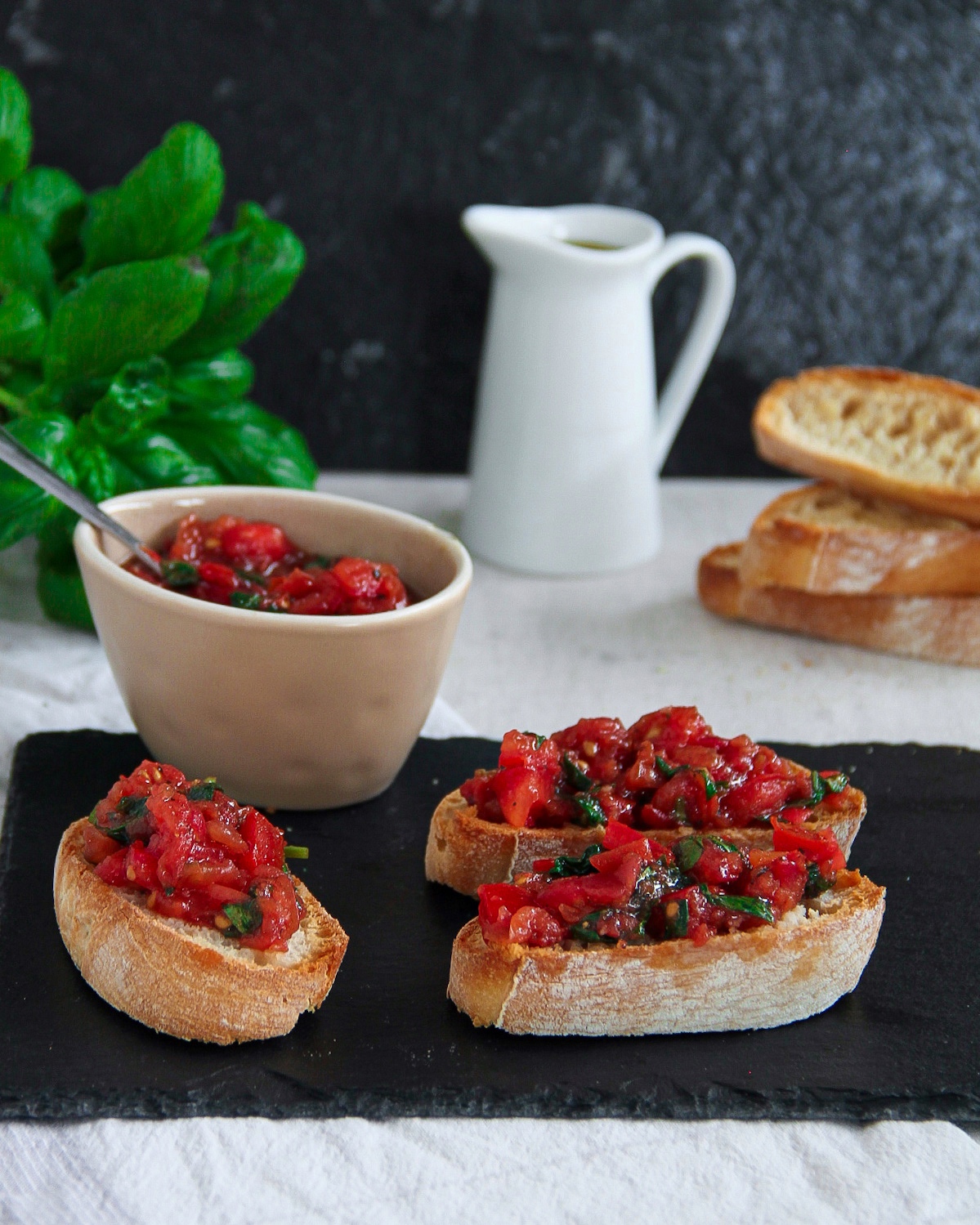 Bruschetta met tomaat en basilicum