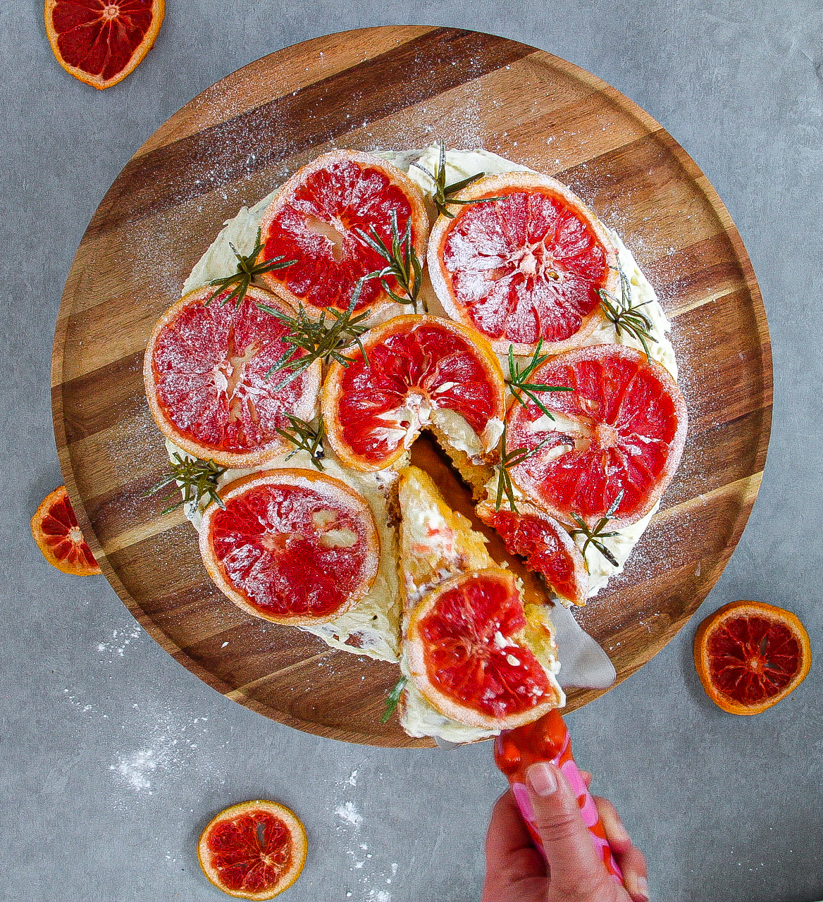 Laagjestaart met grapefruitcurd en rozemarijnbotercrème