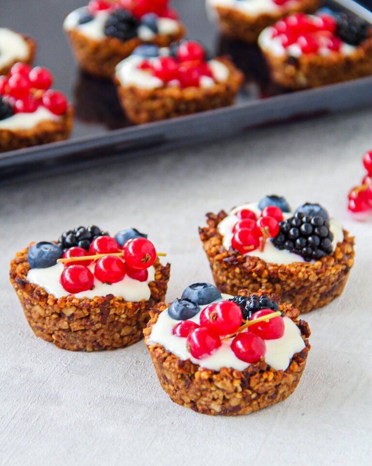 Granola ontbijttaartjes met (soja)yoghurt & rood fruit