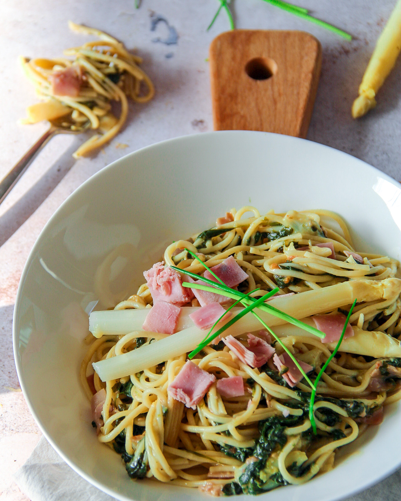 Spaghetti met witte asperges, spinazie & hamreepjes