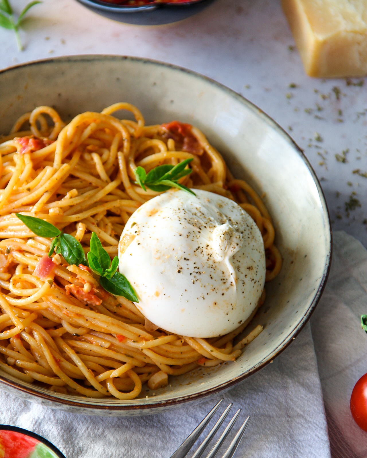 Smeuïge spaghetti met rode tomatensaus en burrata