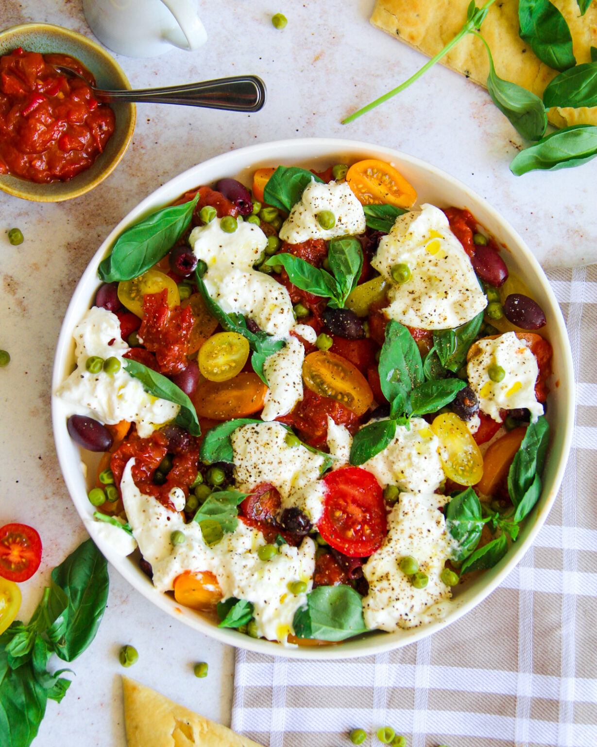 Tomatensalade met burrata, tomatenjam, doperwt & olijf