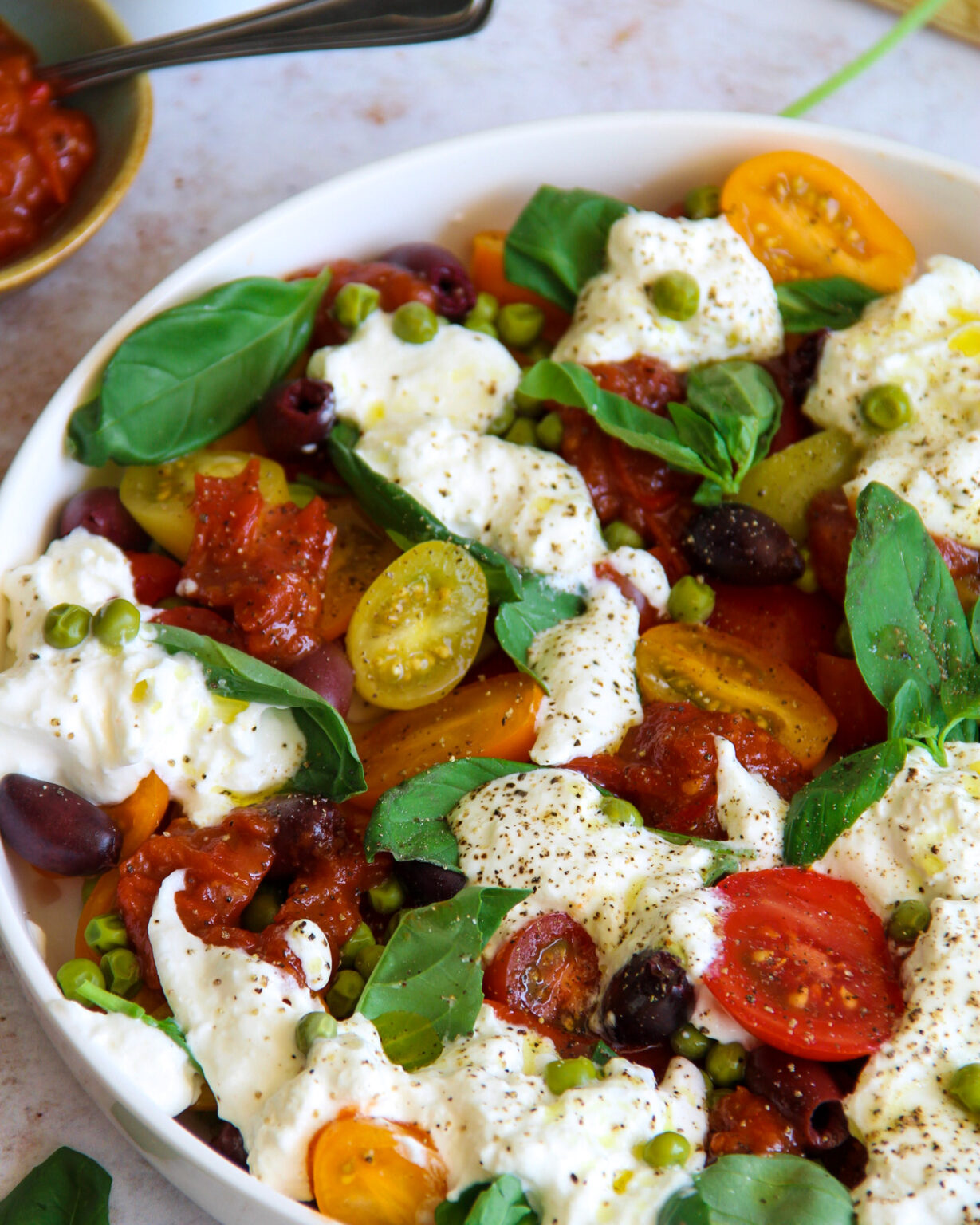 Tomatensalade met burrata, tomatenjam, doperwt & olijf