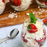 Eton mess van rabarber & aardbeien met vanille-ijs
