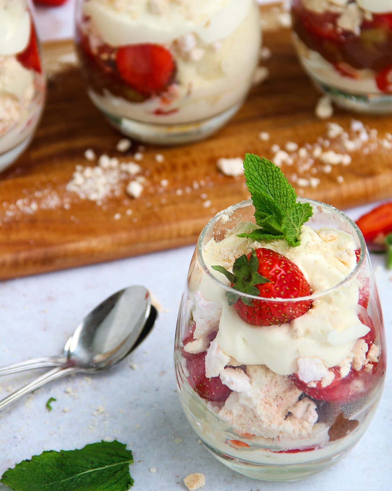Eton mess van rabarber & aardbeien met vanille-ijs