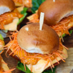 Mini EK-kipburgertjes met oranje brulsaus, wortel & cheddar